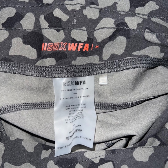 White Fox x Sarah's Day Leggings Size Medium - Picture 4 of 4